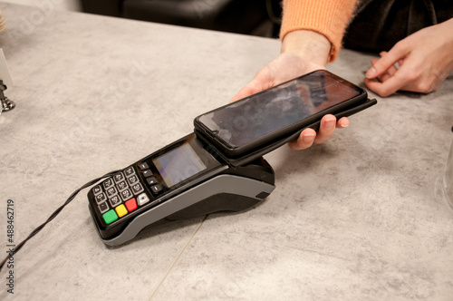 Foto Payment by phone via the store's terminal