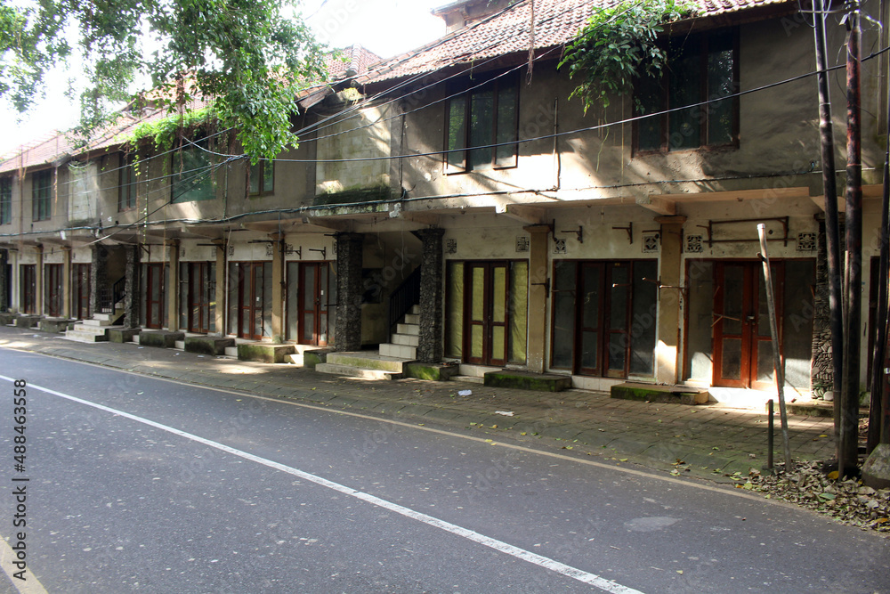 Empty stores at Ubud Monkey Forest in January 2022.