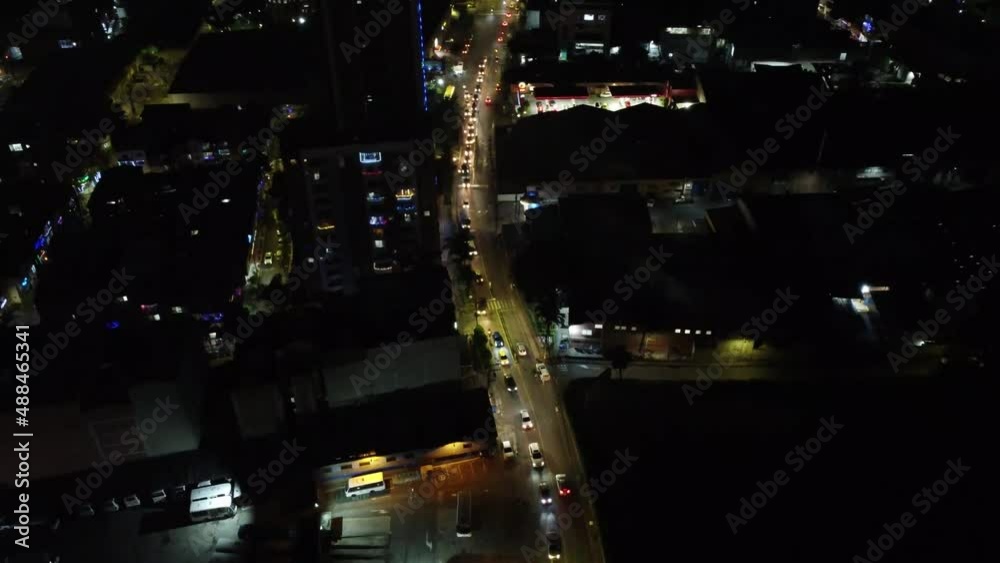 Autos en la noche y desde el cielo, vida nocturna en la ciudad