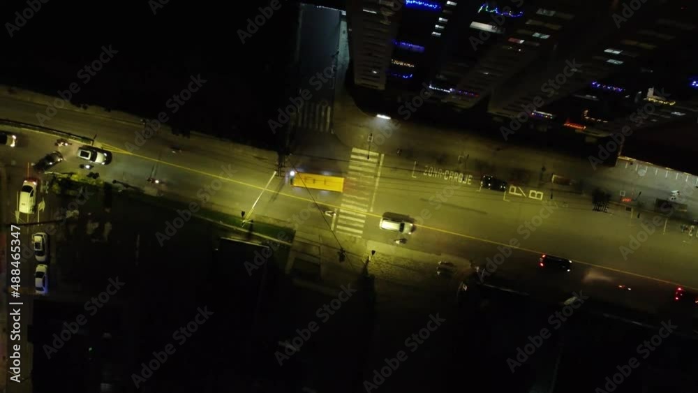 Autos en la noche y desde el cielo