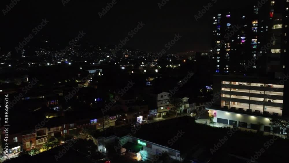 Mágica noche brillante. Edificios y rascacielos