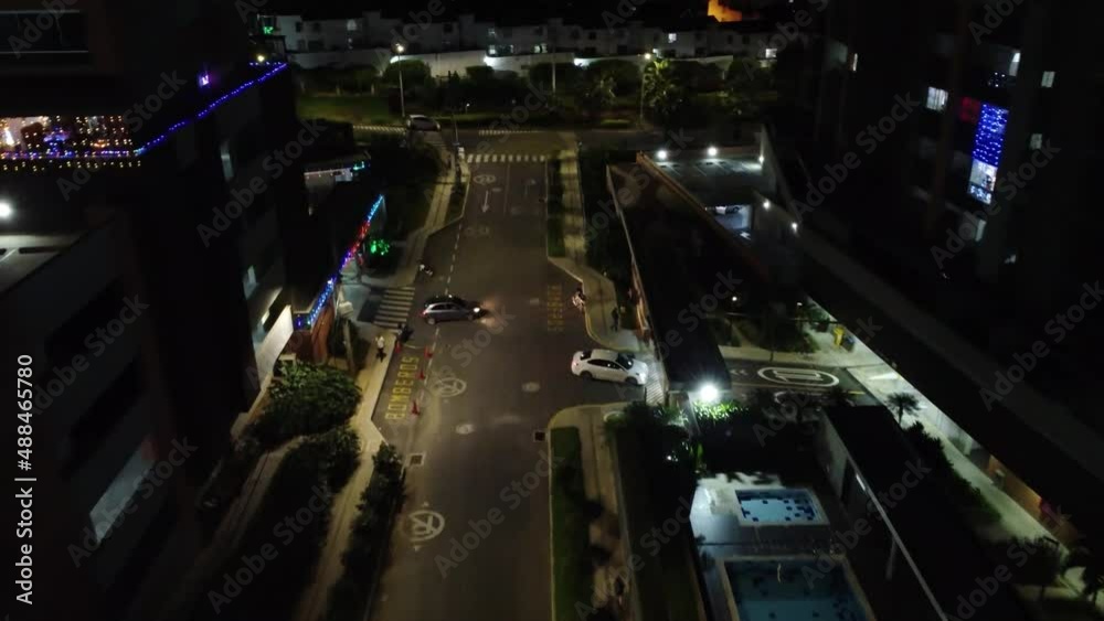 Mágica zona residencial, rascacielos de noche