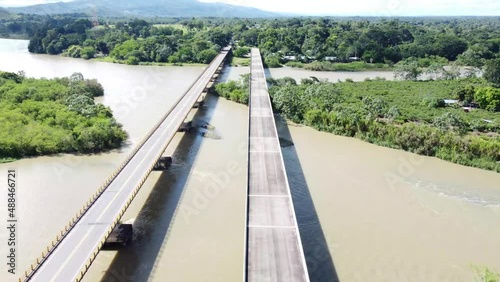 Wallpaper Mural Atravesando el río, Colombia Torontodigital.ca