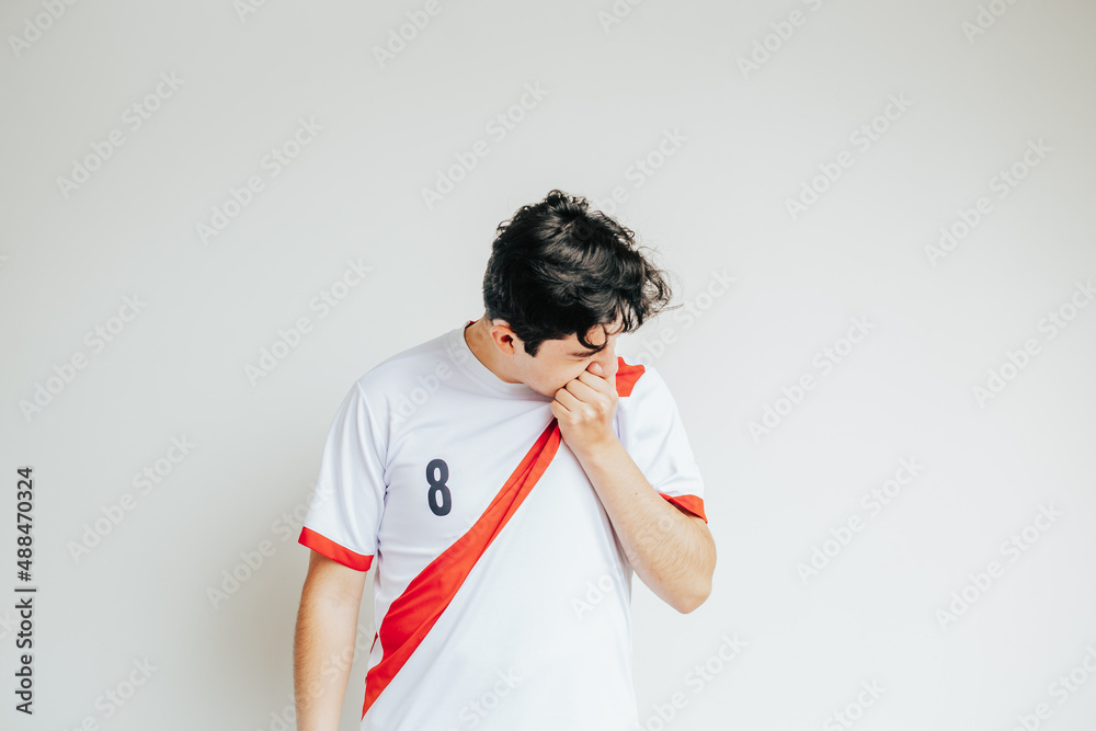 Fan Peruano besando su camiseta muy emocionado Fan Peruano besando su camiseta muy emocionado