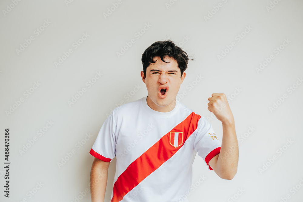 Celebración de un fan peruano con mucha emoción - obrazy, fototapety, plakaty 