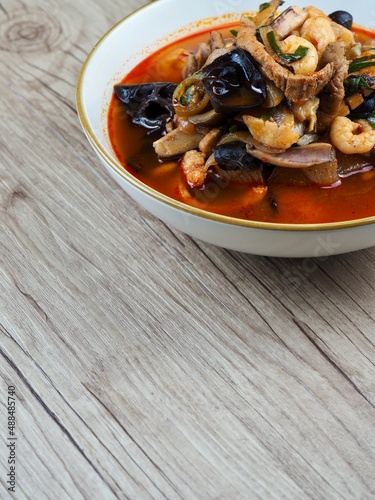 아시아 음식 중국스타일의 매운 해물 채소 국수, 짬뽕