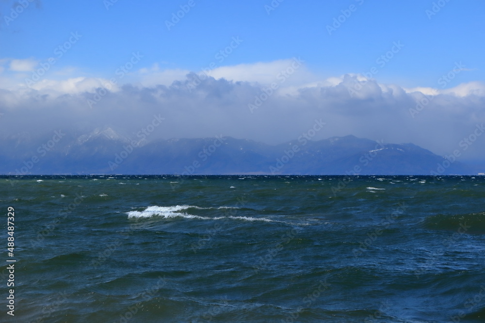 冬の琵琶湖東岸からの風景