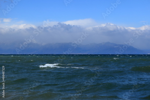 冬の琵琶湖東岸からの風景