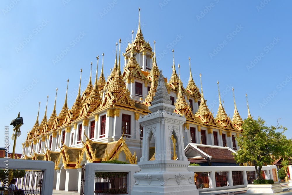 Loha Prasat Wat Ratchanatdaram with the characteristics of Thai architecture and architecture as a 3-story castle with 37 golden spires.