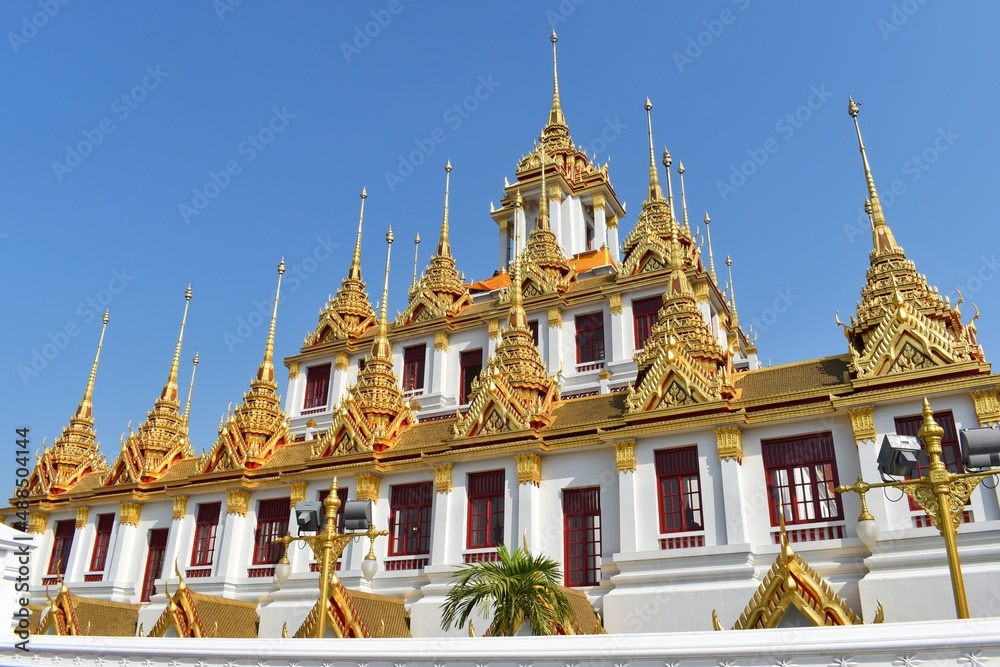 Loha Prasat Wat Ratchanatdaram with the characteristics of Thai architecture and architecture as a 3-story castle with 37 golden spires.