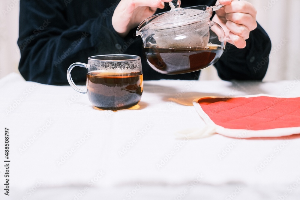 紅茶を淹れる女性 紅茶を淹れる女性
