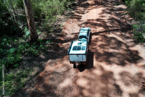 Photo Aerial landscape view of off road vehicle towing a caravan