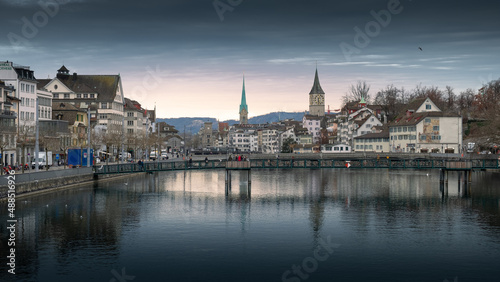 Blick über die Limmat in Zürich an einem Wintertag