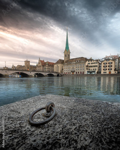 Blick über die Limmat in Zürich an einem Wintertag