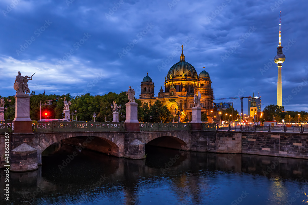 Fototapeta premium Evening Skyline Of Berlin With Cathedral