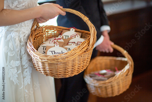 プチギフトを渡す新郎新婦 結婚式のお見送り