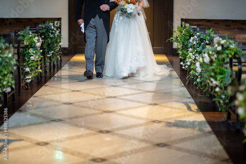 バージンロードを歩く花嫁と父の足元