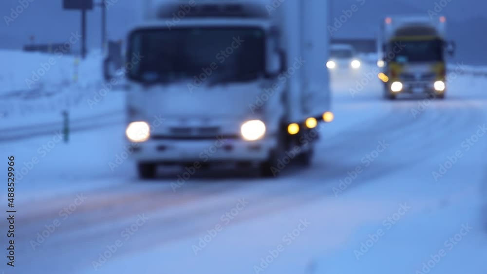 雪道を走るトラック　物流　運送　イメージ