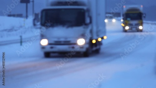 雪道を走るトラック　物流　運送　イメージ photo