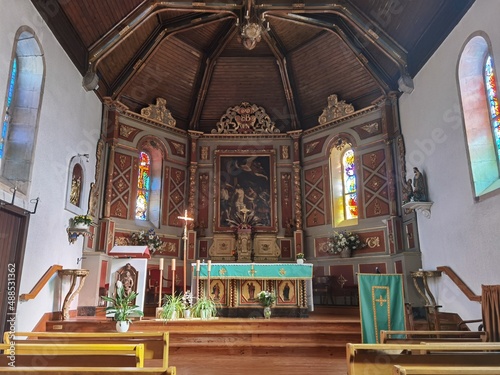 Interior e altar da Igreja São Bartolomeu em Bassussarry no País Basco, França photo