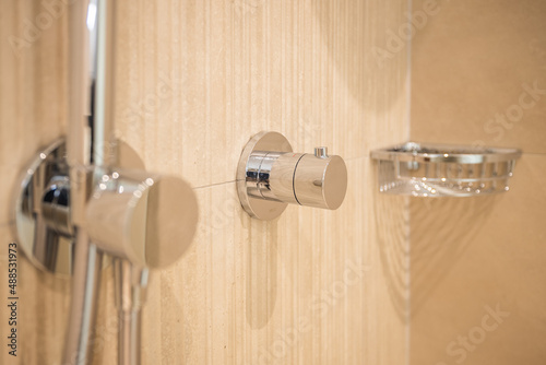 focus sur robinetterie moderne d'une douche à l'italienne