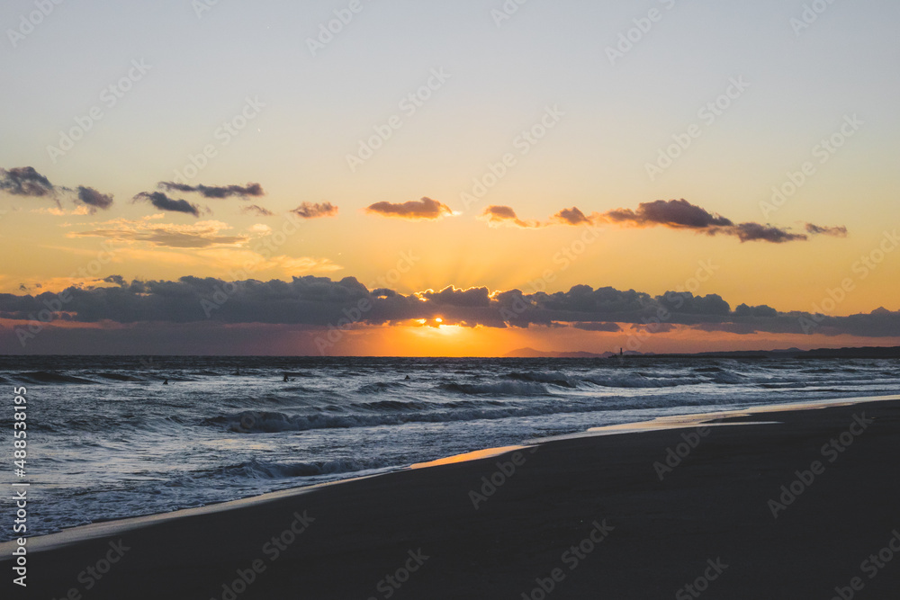 綺麗な夕日とビーチ沿いの景色