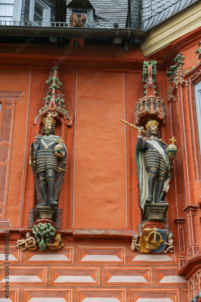 Obraz premium Statuen römischer Kaiser am Gildenhaus in Goslar