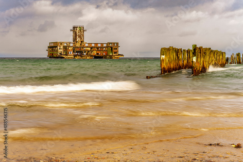 Słynne miejsce nad Bałtykiem, plaża Babie Doły, Gdynia, Polska, ruiny torpedowni z czasów II wojny światowej. © Aneta
