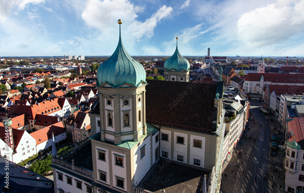 Fototapeta premium Augsburg, Blick vom Perlach Turm über das Rathaus und die Maximilianstrasse auf die St. Ulrichs Kirche mit Blick auf die Alpen im Hintergrund, Bayern, Deutschland.
