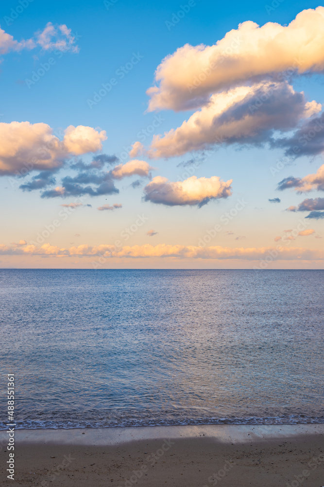 水平線の上に雲が浮かぶ夕方の海 縦
水平線の上に雲が浮かぶ夕方の海 縦