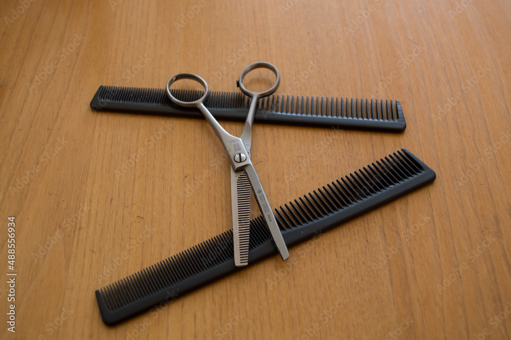 Peignes et ciseaux d'un coiffeur Peignes et ciseaux d'un coiffeur