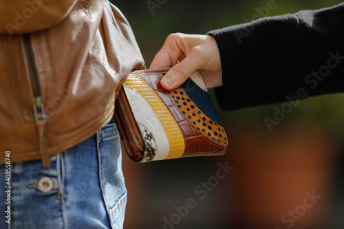 Foto Woman's hand stealing wallet from jeans pocket.