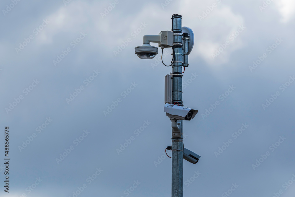 Überwachungskameras an einem Mast Überwachungskameras an einem Mast