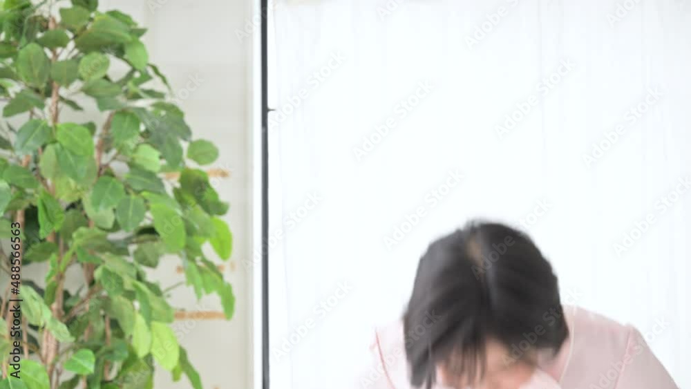とってもかわいい受付で挨拶する看護師さん コピースペースあり とってもかわいい受付で挨拶する看護師さん コピースペースあり