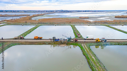 Fotografija Above view on harvesting carp fish from pond