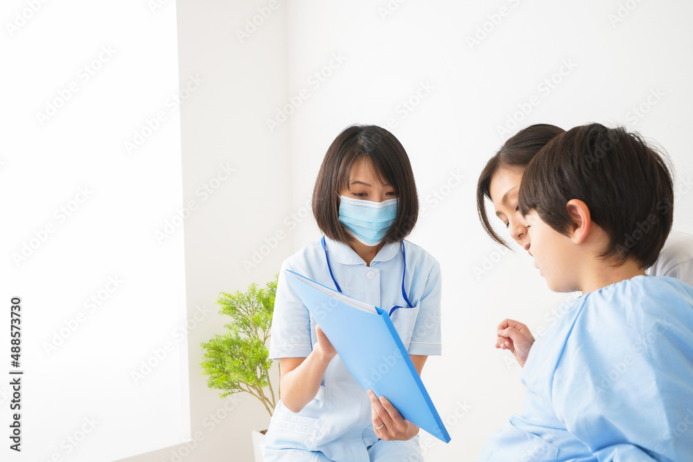病院で診察を受ける小さな男の子 病院で診察を受ける小さな男の子