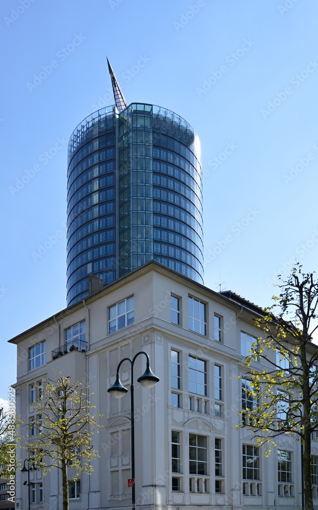 Fototapeta premium Historisches und Modernes Bauwerk in Düsseldorf, Nordrhein - Westfalen