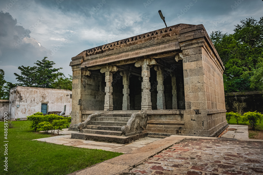 Sri Appan Venkatesa Perumal Temple is dedicated to Hindu God Vishnu located at Thiru Mukkoodal Village in Kanchipuram District of Tamilnadu. This temple is located on 3 banks of the rivers. ASI site.