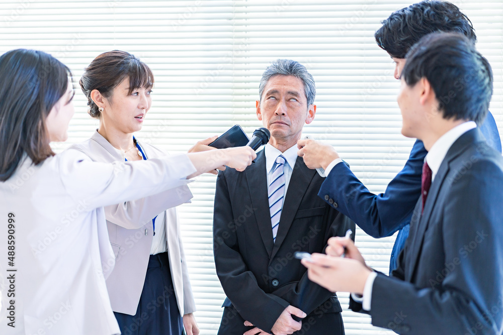 記者会見で白目になる政治家