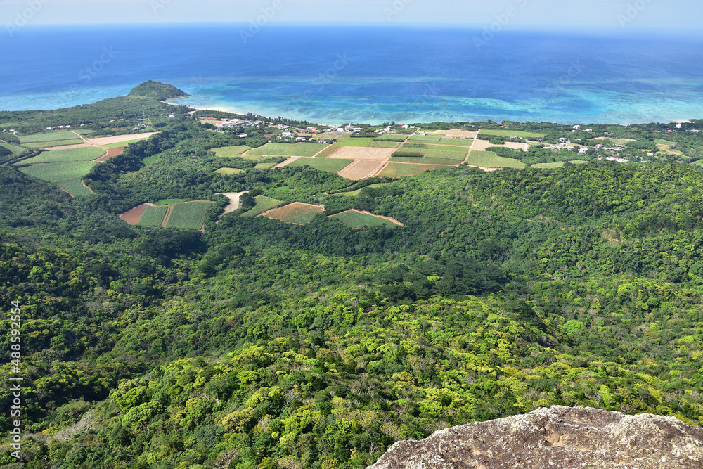 日本・沖縄県・石垣島の自然、野底岳山頂からの眺望（西側）