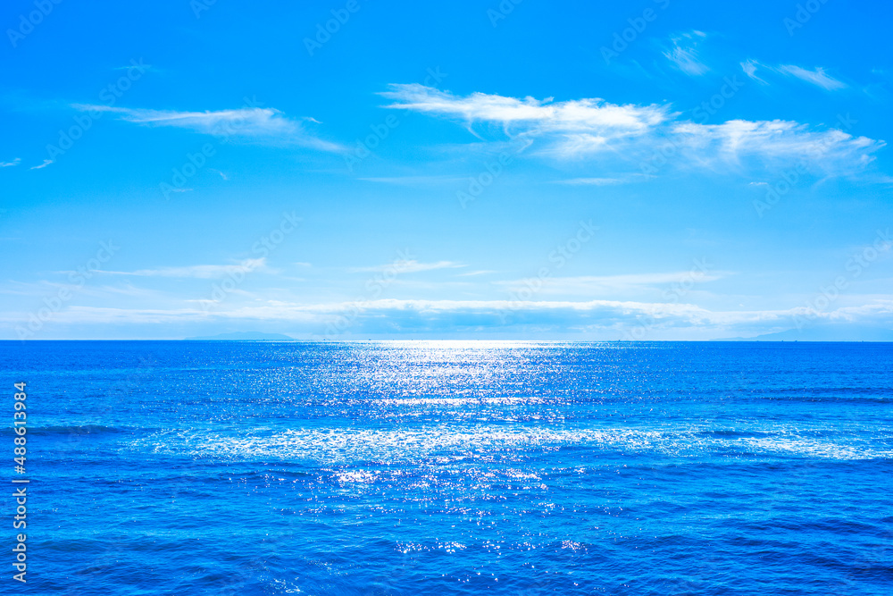 Obraz premium 美しい絶景の青空の広がる湘南の海
