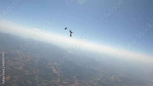 Paracaidismo. El equipo deportivo está en el cielo. capacitación