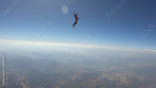 Paracaidismo. El equipo deportivo está en el cielo. capacitación
