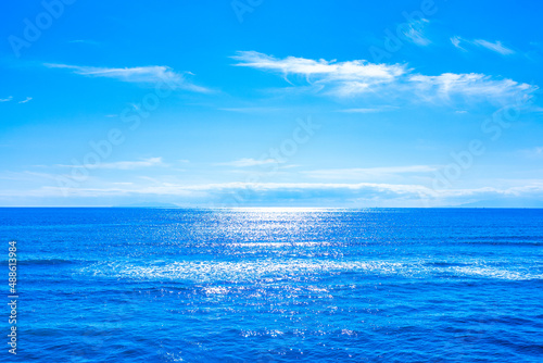 美しい絶景の青空の広がる湘南の海