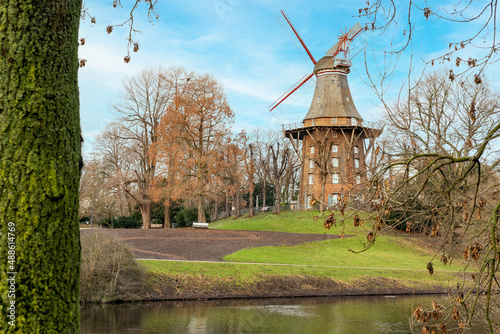 Die Herdentorswallmühle – auch Herdentorsmühle oder Mühle am Wall genannt – ist eine Windmühle in Bremen. photo