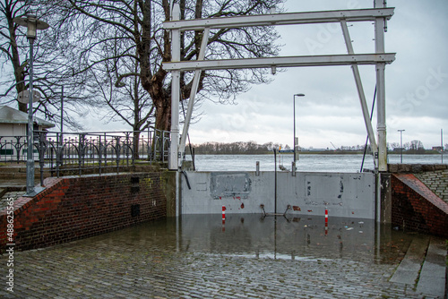 Geschlossenes Fluttor während der Sturmflut an der Elbe Sturmtief Zeynep 19.02.2022 in Hamburg am Zollenspieker photo