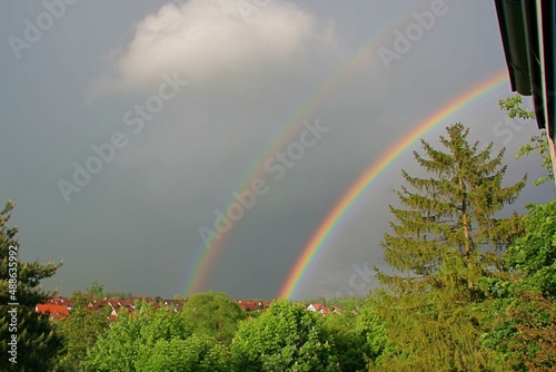 Fototapeta Naklejka Na Ścianę i Meble -  Regenbogen vor grauen Wolken