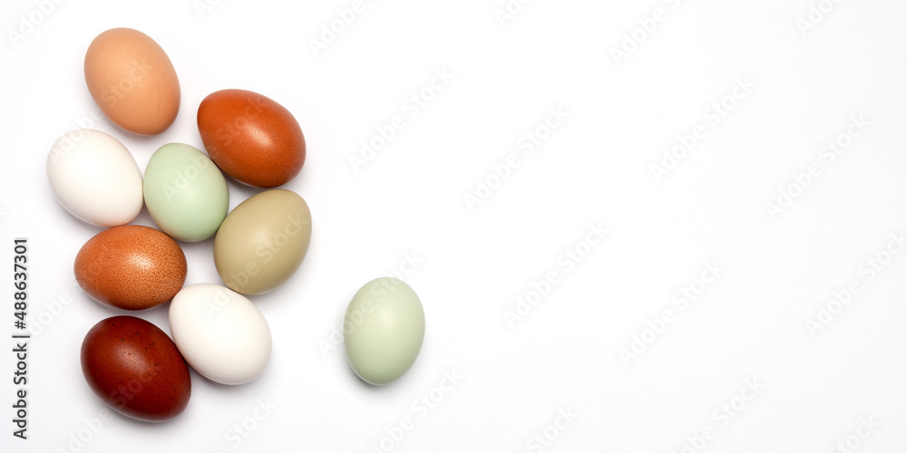 Osterhintergrund mit natürlich farbigen Eiern als Hintergrund oder Grußkarte