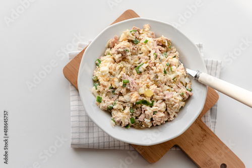 Obraz na płótnie Salad with rice, tuna, egg, pickled cucumber, and chives. w salonie