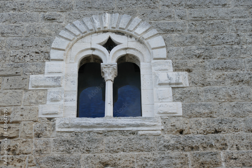 Finestra laterale esterna di una fortificazione medioevale del Sud Europa Finestra laterale esterna di una fortificazione medioevale del Sud Europa